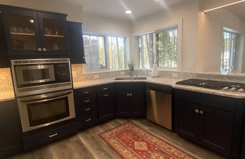 Warrior's Mark West House | Sleeps 12+ Ski InOut, FREE Winter Shuttle, Hottub, 3Kings, 2Queens, 1Full&Twin