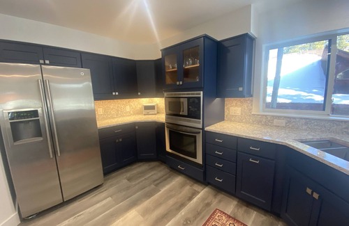 Warrior's Mark West House | Sleeps 12+ Ski InOut, FREE Winter Shuttle, Hottub, 3Kings, 2Queens, 1Full&Twin