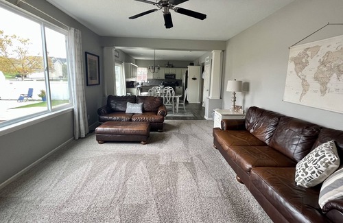 Grimes House | Sleeps 12, spacious, family friendly, with outdoor pool during summer months!