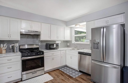 Maryland Heights House | Sleeps 13, 10 min to Airport