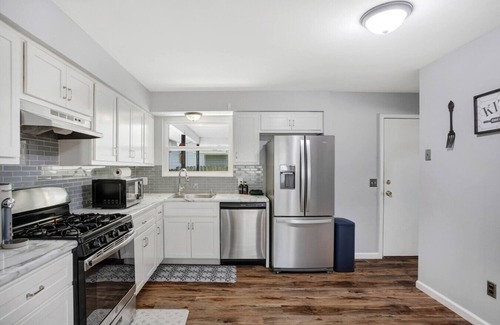 Maryland Heights House | Sleeps 13, 10 min to Airport