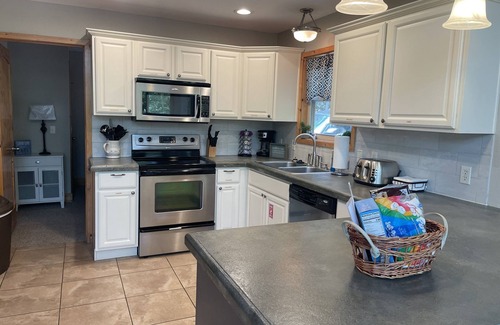 Cassville House | Sleeps 14-Marina, Pool, Roaring River & Table Rock