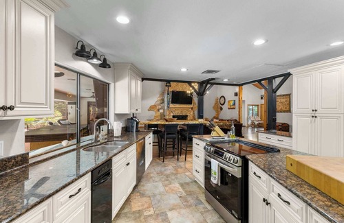 Temple Terrace House | Sleeps 14~Pool~Games~Dog Friendly~Golf Course View