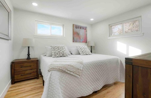 Aurora House | Sleeps 16 - 15 min/Downtown, 10 min/Medical Center