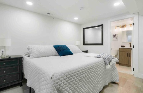 Aurora House | Sleeps 16 - 15 min/Downtown, 10 min/Medical Center