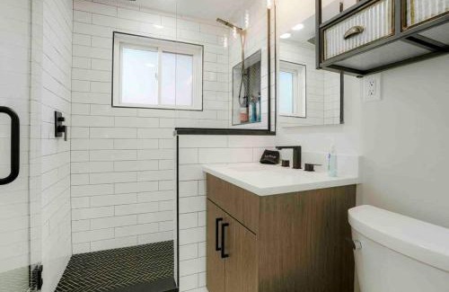 Aurora House | Sleeps 16 - 15 min/Downtown, 10 min/Medical Center
