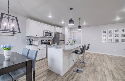 Lubbock House | Sleeps 16! 2 Neighboring Homes w/Hot Tub