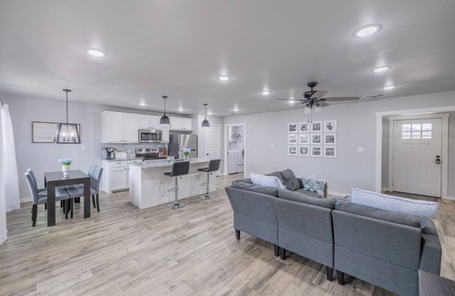 Lubbock House | Sleeps 16! 2 Neighboring Homes w/Hot Tub