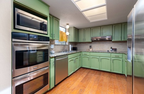 San Antonio House | Sleeps 16~Basketball Court~Pool~Playground~Games