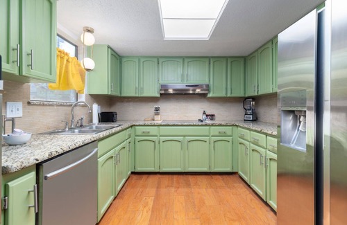 San Antonio House | Sleeps 16~Basketball Court~Pool~Playground~Games