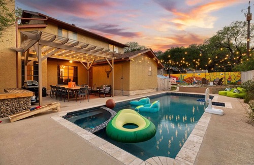 San Antonio House | Sleeps 16~Basketball Court~Pool~Playground~Games