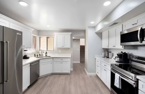 Glendale House | Sleeps 16 | Heated Pool, Putterball & Bocce Fun!
