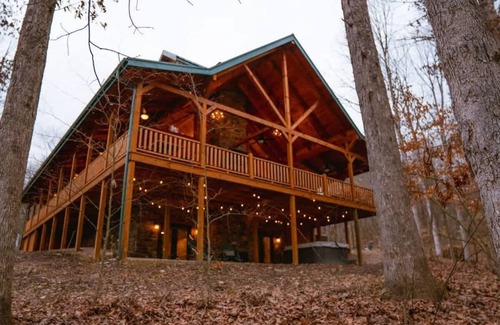 Carbon Hill Cabin | Sleeps 16! Luxury Cabin with Game Room & Hot Tub