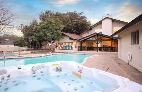 Castle Hills House | Sleeps 16 Private Pool Sport Court Hot Tub Arcade