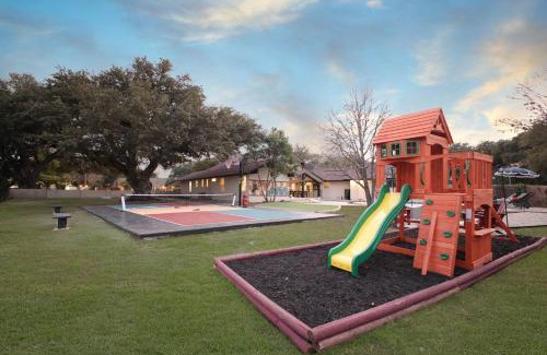 Castle Hills House | Sleeps 16 Private Pool Sport Court Hot Tub Arcade