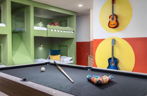 San Antonio House | Sleeps 18-Basketball Court-Pool-Playground-Games