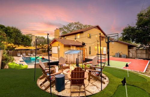 San Antonio House | Sleeps 18-Basketball Court-Pool-Playground-Games