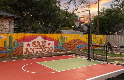 San Antonio House | Sleeps 18-Basketball Court-Pool-Playground-Games