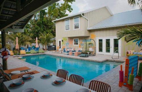 Palma Sola House | Sleeps 20 - Games - Basketball - Pool - Movie Room