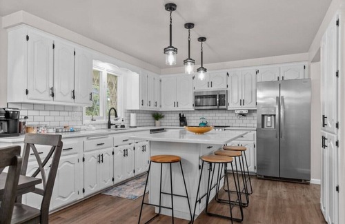 Kaukauna House | Sleeps 20! Hot Tub|Waffle Bar!