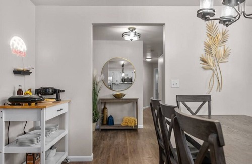 Kaukauna House | Sleeps 20! Hot Tub|Waffle Bar!