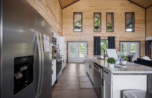 Golden Cabin | Sleeps 21 | Pool Table | Pets | 2 Hot Tubs | Games