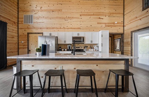 Golden Cabin | Sleeps 21 | Pool Table | Pets | 2 Hot Tubs | Games