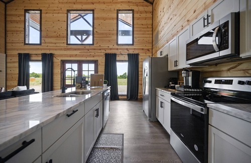 Golden Cabin | Sleeps 21 | Pool Table | Pets | 2 Hot Tubs | Games