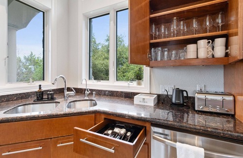 Austin House | Sleeps 22+;15min ATX & Lake Travis ;Theater;Arcade; Sauna