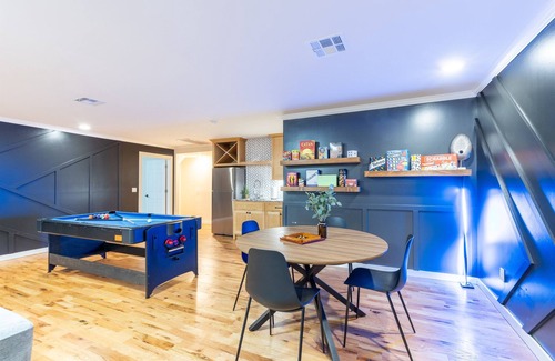 Broken Arrow House | Sleeps 22—Pickleball~Hot Tub~Pool Table~Games