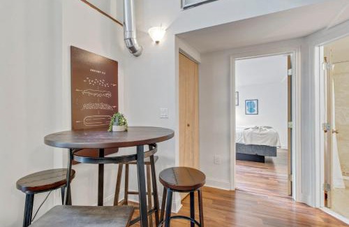 Newbold Apartment | Sleeps 4! 2BR, Gym, Free Parking, Close to Major Attractions