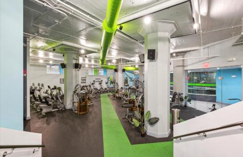 Newbold Apartment | Sleeps 4! 2BR, Gym, Free Parking, Close to Major Attractions