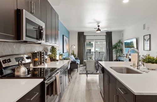 Desert View Village Condo | Sleeps 4 -Golf 》Dine 》Swim 》Shopping》Games》Parking