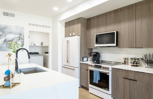 Desert View Village Apartment | Sleeps 4! 》King Bed》5 min to Shopping》Dine & Golf!