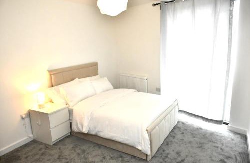 Royal Docks Apartment | Sleeps 4 - Private Balcony - Wheelchair Accessible