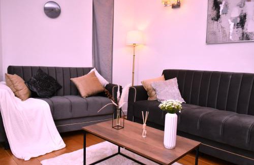 Royal Docks Apartment | Sleeps 4 - Private Balcony - Wheelchair Accessible