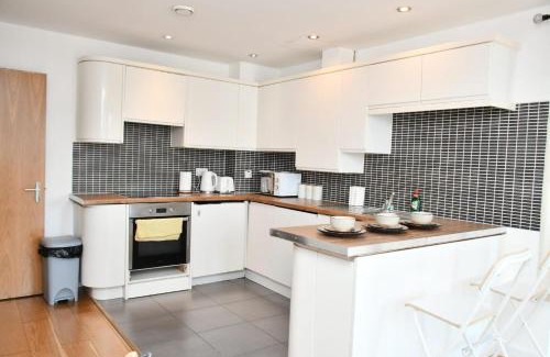 Royal Docks Apartment | Sleeps 4 - Private Balcony - Wheelchair Accessible