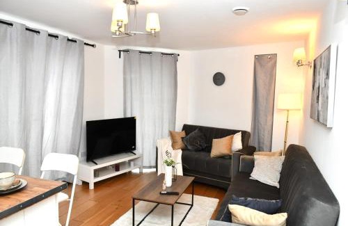 Royal Docks Apartment | Sleeps 4 - Private Balcony - Wheelchair Accessible