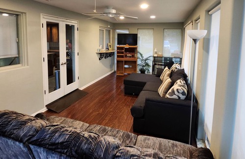 Tri-Cities House | Sleeps 4+that good doggy!Comfy, close to golf, restaurants & C.River Prk events!