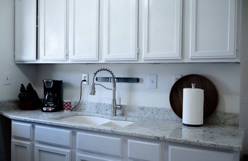 Kansas City House | Sleeps 5, 3 Queen Beds, Centrally Located, Near Downtown KC & County Club Plaza