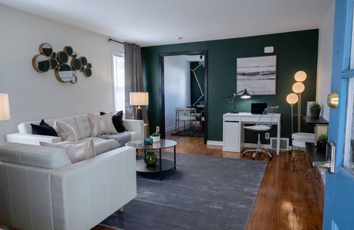 Kansas City House | Sleeps 5, 3 Queen Beds, Centrally Located, Near Downtown KC & County Club Plaza