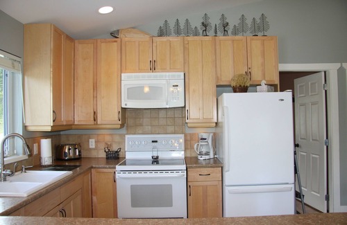 Swansea Point House | Sleeps 5, Walking Distance to the Beach, Panoramic Lake Views