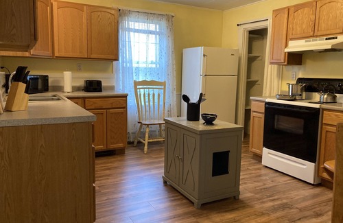South Berwick Apartment | Sleeps 6! Free Wine! Comfy 2-Bedroom In S. Berwick