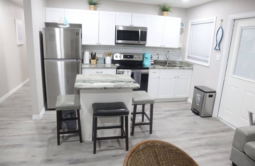 East Tampa House | Sleeps 6+. Middle Ybor Coastal Style Home Living!