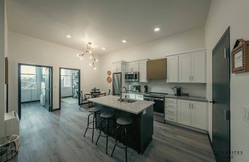 Logan Apartment | Sleeps 7 ~ Near Ice Rink ~ Netflix ~ Triple Bunk