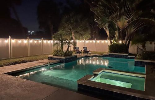 Varnum Park House | Sleeps 8 2King 1Queen 2twin Pool Pickleball Beach River