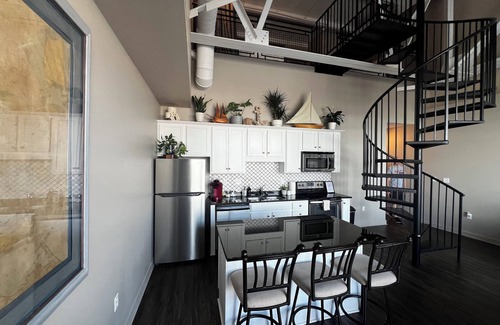 Sandusky Condo | Sleeps 8 in downtown Sandusky minutes from Cedar Point &Sports Force