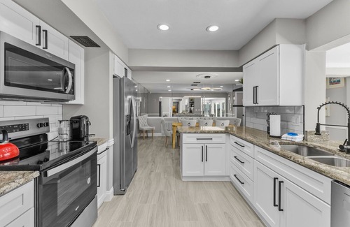 Dana Shores House | Sleeps 8! Tiki Bar~Pool~Hot Tub~Fire Pit