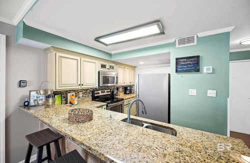 Orange Beach Condo | ★Sleeps 8★on the beach★4 pools★Pool Side Bar★ Private Beach Access