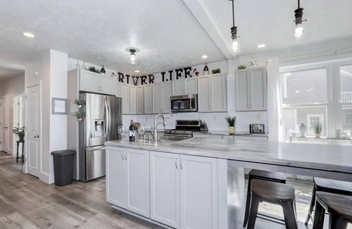 Menasha House | Sleeps 9, Riverview Get-A-Way with Hot Tub! 537 Broad Street Riverview Retreat